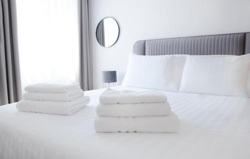 瓦尔纳Nova City Apartments的床上的一大堆毛巾