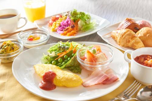 神户神户元町东急REI酒店的一张桌子上放着三盘食物