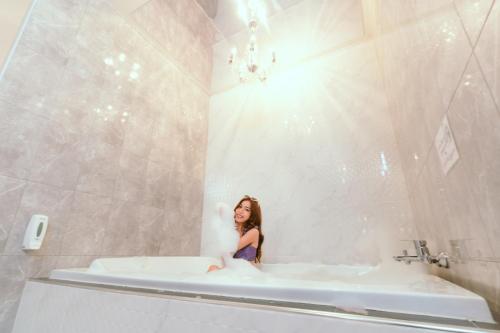 春武里โรงแรมในฝัน的女人坐在浴室的浴缸里