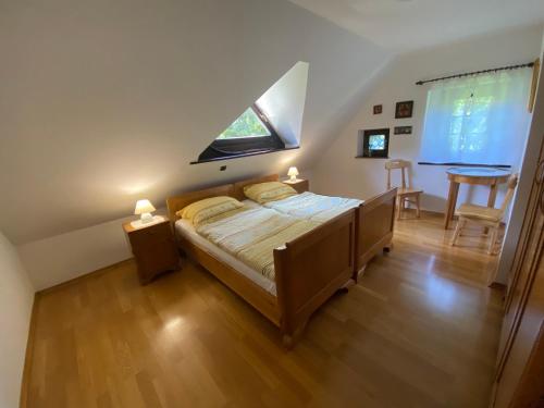 ŽiriCountry House Pri Lipet Žiri的一间卧室设有一张床、一个窗口和一张桌子
