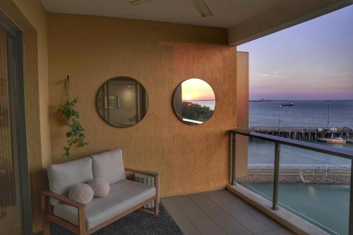 达尔文Penthouse-level Waterfront Apartment的阳台配有椅子,享有海景