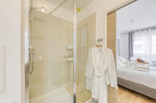 基扬古尔L'élégant T2 proche de Versailles et de Paris的带淋浴和衣架的浴室