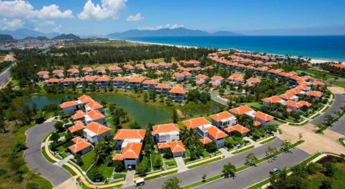 岘港Ocean Beach Villas Danang的近海度假胜地的空中景致