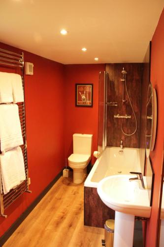 贝尔福德White Swan Inn的带浴缸、卫生间和盥洗盆的浴室