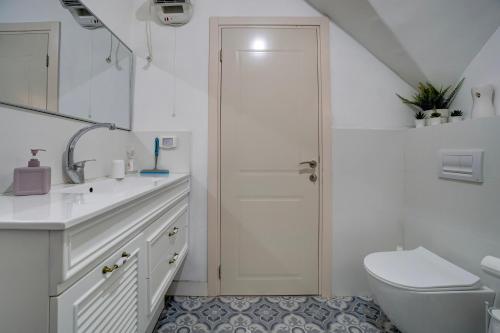 兹奇隆亚科夫Amanda's place Central Modern spacious family APT的白色的浴室设有卫生间和水槽。
