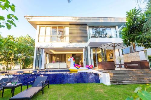 岘港Ocean Beach Villas Danang的一座带游泳池的房子,一座充气的房屋