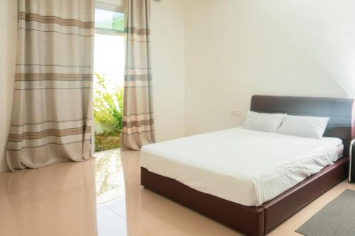 HithadhooMiyaheli Inn的一间卧室设有一张床和一个滑动玻璃门