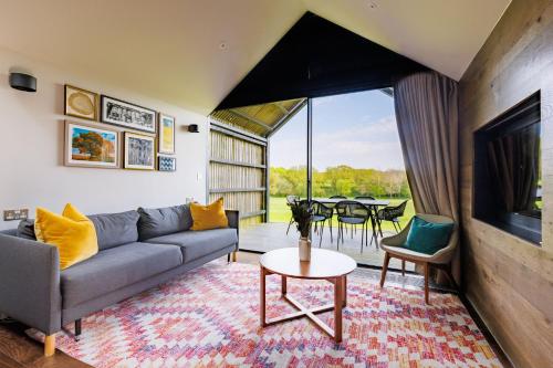 洛尔布拉勒斯Feldon Valley的客厅配有沙发和桌子