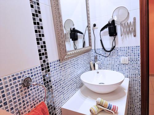 塞博河畔卡莱塔Suite Marrakech Beach, La Graciosa.的一间带水槽和镜子的浴室