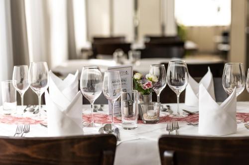 巴特拉德克斯堡奥地利帝王历史温泉酒店的一张桌子,上面放有酒杯和餐巾