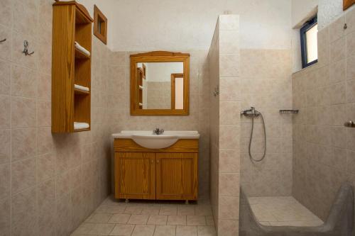 里瓦的亚ILIDI Rock的浴室配有盥洗盆和带镜子的淋浴