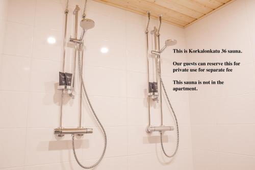 罗瓦涅米Snowflake suites VIII with private sauna的浴室设有淋浴,墙上有标志