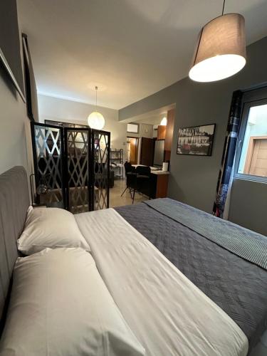 雅典Elegant Escapes 5的一间带白色大床的卧室和一间客厅