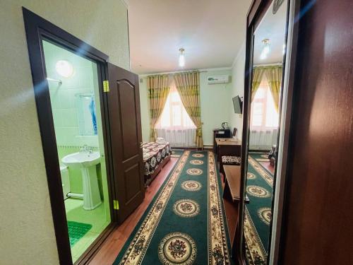 希瓦Shokhjakhon Parvoz的小房间设有床和镜子
