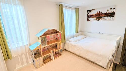 伦敦3 Bedroom house in Camberwell的一间带床的小卧室和娃娃屋