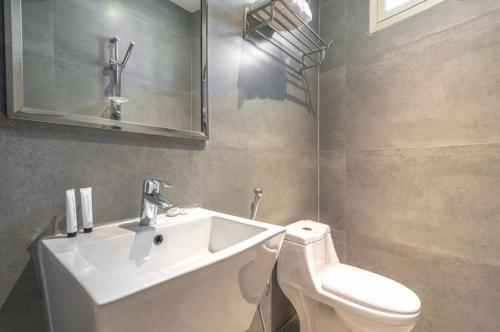 哈伊勒سكناي صلاح الدين的浴室配有白色水槽和卫生间。