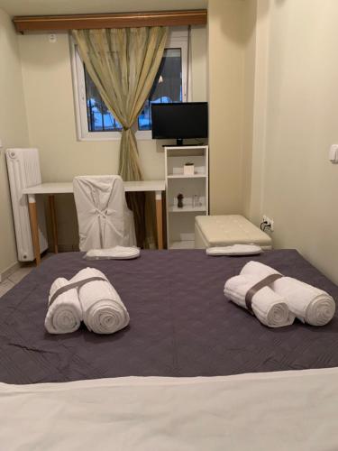 雅典Elegant Escapes 3的一间卧室配有一张带两个枕头的床