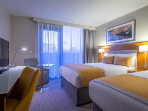 塔拉特马德龙塔拉特酒店的酒店客房设有两张床和电视。