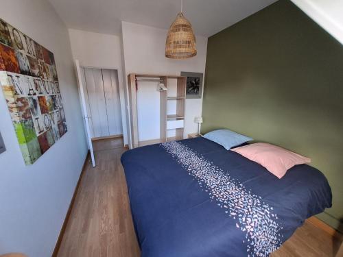 博韦A stondeta的一间卧室设有一张床和绿色的墙壁