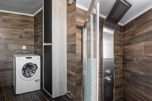 雅典Radiant 2BR Apartment in Neo Psichiko by UPSTREET的洗衣房配有洗衣机和烘干机
