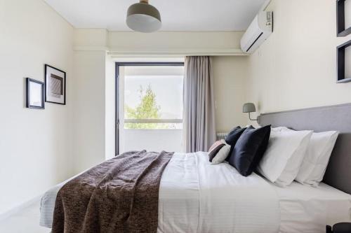 雅典Radiant 2BR Apartment in Neo Psichiko by UPSTREET的卧室配有一张大白色床和窗户