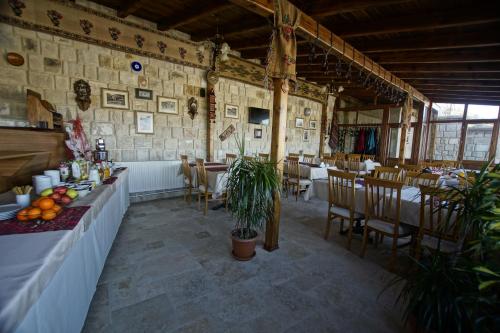于尔居普神奇洞穴酒店的一间在房间内配有桌椅的餐厅