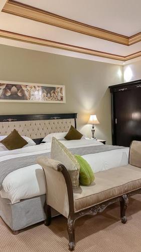 奈季兰Levant Hotel的酒店客房,设有两张床和一张沙发