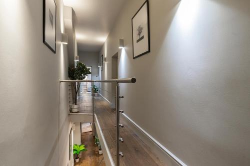 伦敦Stay at Piccadilly的走廊上设有白色墙壁,走廊上设有长长的楼梯