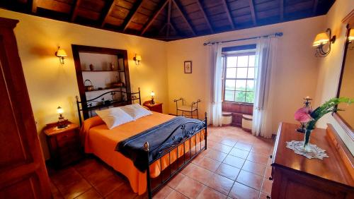 Los Sauces瑞星：马科斯别墅的一间卧室设有一张床和一个窗口