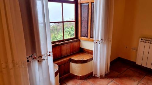 Los Sauces瑞星：马科斯别墅的一间带长凳和窗帘的窗户的房间
