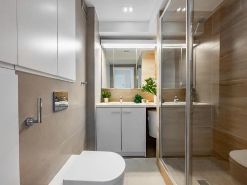 克拉科夫Apartament z widokiem na panoramę miasta的带淋浴、卫生间和盥洗盆的浴室