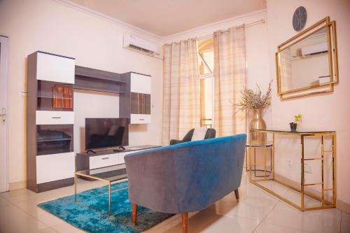 布拉柴维尔RIVER APPARTS的客厅配有蓝色的沙发和电视