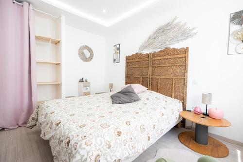 塞莱斯塔Appartement des Sorcieres - Witches Apartment的一间卧室配有一张床和一个木制床头板
