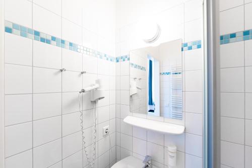 柏林Industriepalast Berlin的白色的浴室设有卫生间和镜子