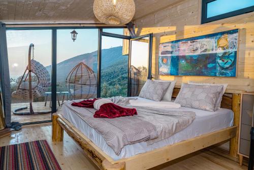 乌尔齐尼Villa Tramonto D'Oro的一张位于带大窗户的房间内的床铺