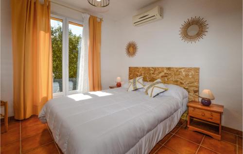CasalabrivaNice Home In Casalabriva With Wifi的卧室设有一张白色大床和一扇窗户。