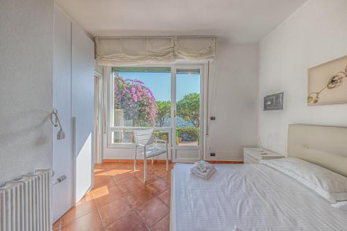 圣玛格丽塔-利古雷Villa Orchidea by PortofinoHomes的一间卧室设有一张床和一个大窗户