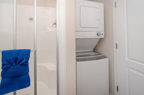 基西米Cozy Tiny Home Near Disney World & Orlando Parks!的小型浴室设有洗衣机和烘干机