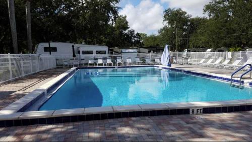 基西米Cozy Tiny Home Near Disney World & Orlando Parks!的一个带椅子的大型游泳池