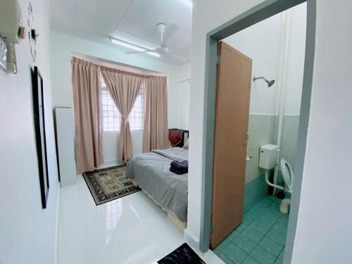 瓜拉丁加奴Homestay Murah Kuala Terengganu的一间小卧室,配有一张床和镜子