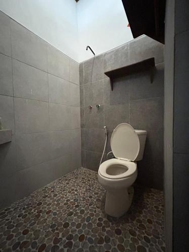 卡里蒙贾瓦Dewa Daru Resort的一间位于客房内的白色卫生间的浴室