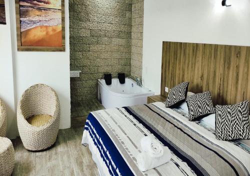 克鲁奇塔Terramar Hoteles的一间卧室设有一张大床和一个浴缸