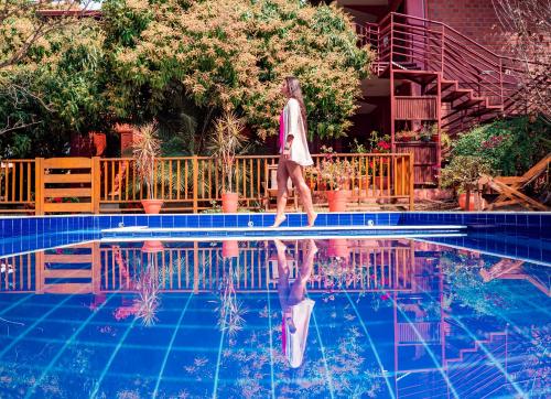 博尼图加利亚阿特斯旅馆的一名妇女在游泳池旁的水中行走