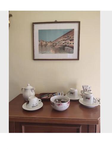 阿尔托帕肖Ivo's villa的一张桌子上放着三个茶壶和碗