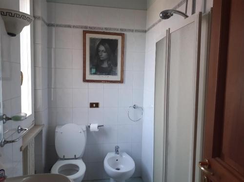 阿尔托帕肖Ivo's villa的浴室配有白色卫生间和盥洗盆。