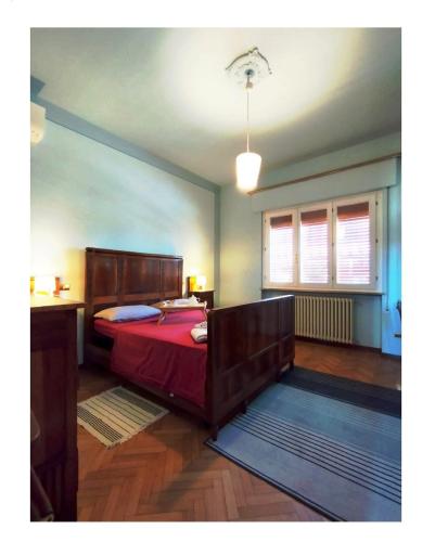 阿尔托帕肖Ivo's villa的一间卧室配有一张红色棉被的床