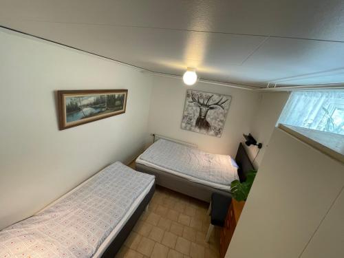GusumKällarlägenhet Centrumvägen Gusum的小房间设有两张床和窗户