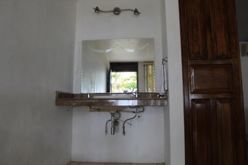 Isla Aguada自由之岸“拉葛宁佳”酒店 - 统一设计的一间带水槽和镜子的浴室