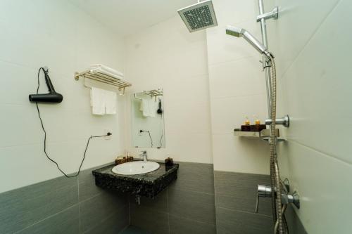 Ðộng HỏiSonne Hotel Quang Binh的一间带水槽和淋浴的浴室