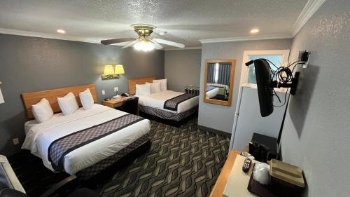 斯奈德紫鼠尾草汽车旅馆的酒店客房配有两张床和一张书桌
